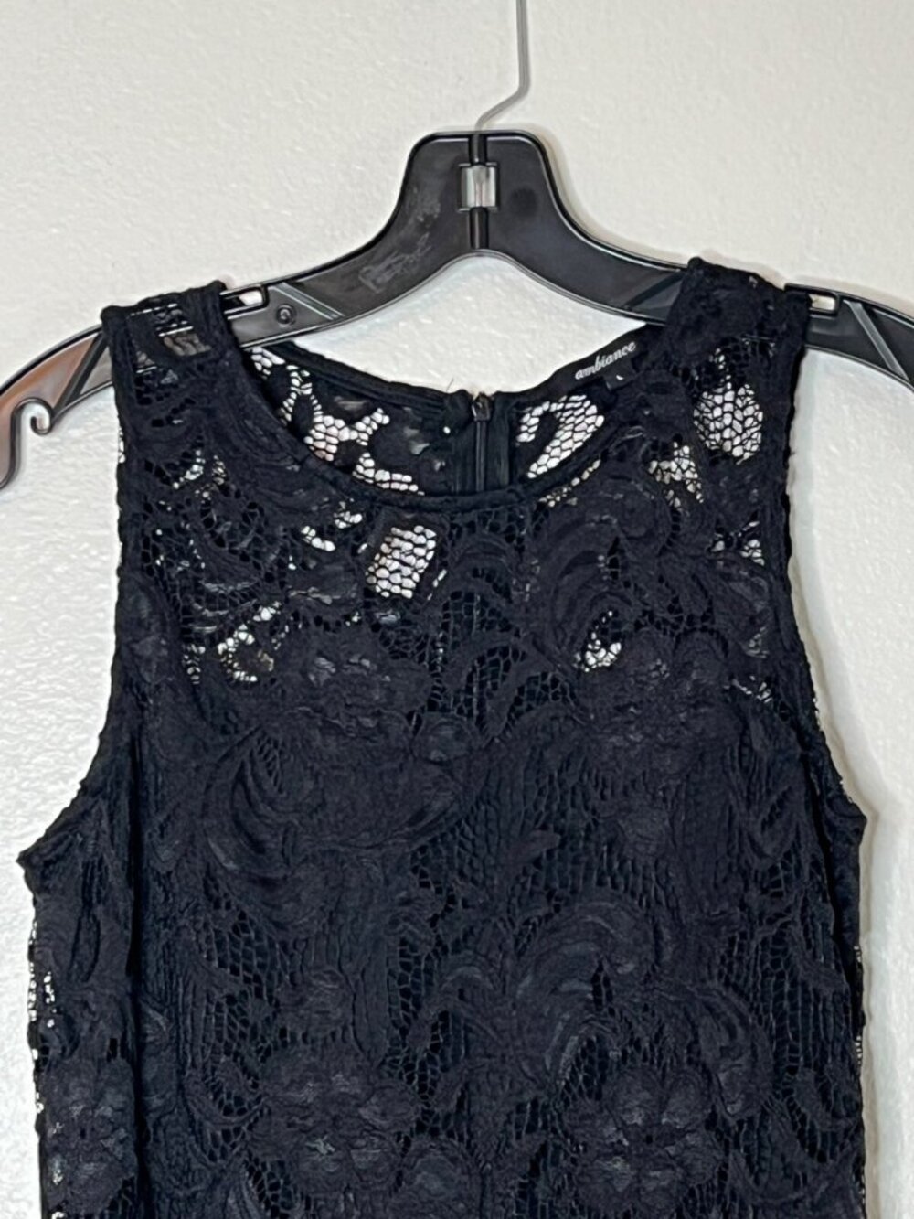Black Sleeveless Floral Lace Bodycon Dress Scalloped Hem & Back Zipper Closure - Picture 3 of 7